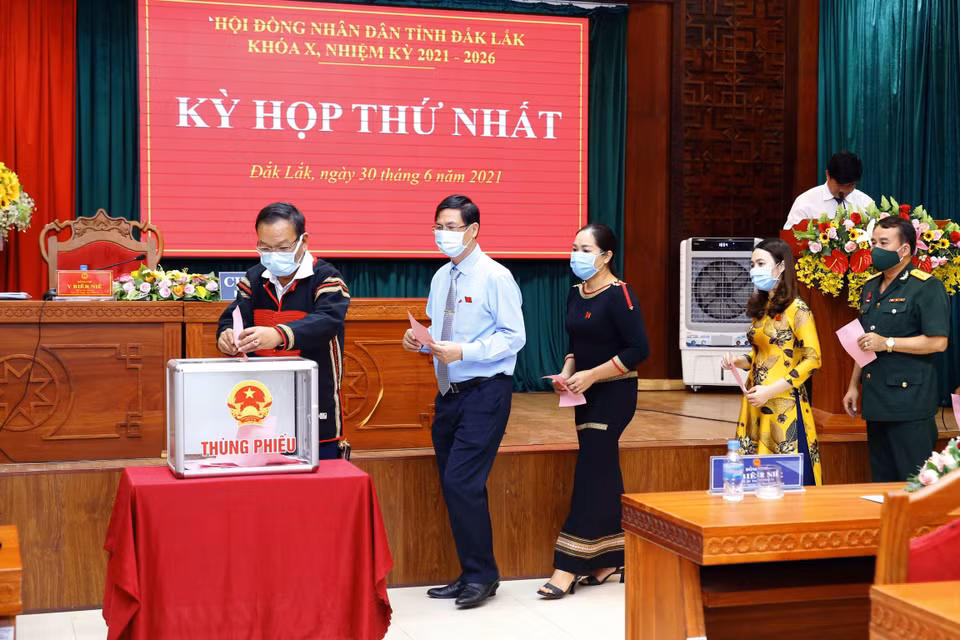 Đại biểu bỏ phiếu bầu các chức danh của Hội đồng Nhân dân, Ủy ban Nhân dân tỉnh Đắk Lắk khóa X. (Ảnh: Doãn Tấn/TTXVN)