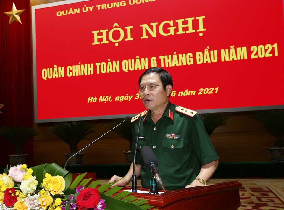Thượng tướng Nguyễn Tân Cương, Tổng Tham mưu trưởng, Thứ trưởng Bộ Quốc phòng báo cáo trước Hội nghị. (Ảnh: Trọng Đức/TTXVN)
