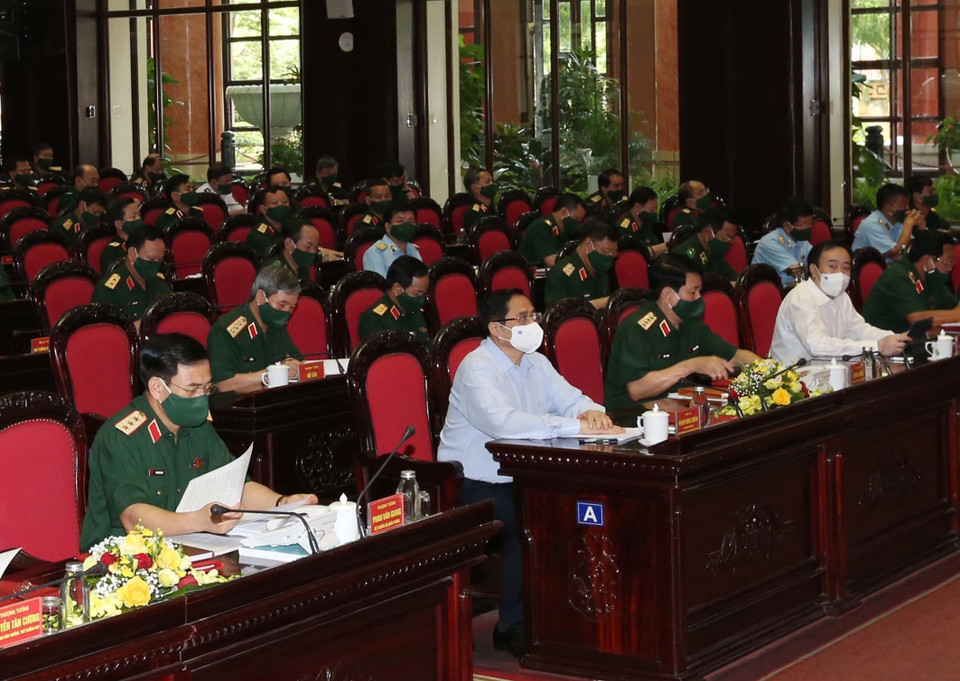 Đồng chí Phạm Minh Chính, Ủy viên Bộ Chính trị, Thủ tướng Chính phủ, Ủy viên Thường vụ Quân ủy Trung ương tới dự và phát biểu chỉ đạo. Thượng tướng Phan Văn Giang, Ủy viên Bộ Chính trị, Phó bí thư QUTƯ, Bộ trưởng Bộ Quốc phòng, chủ trì hội nghị. (Ảnh: Trọng Đức/TTXVN)