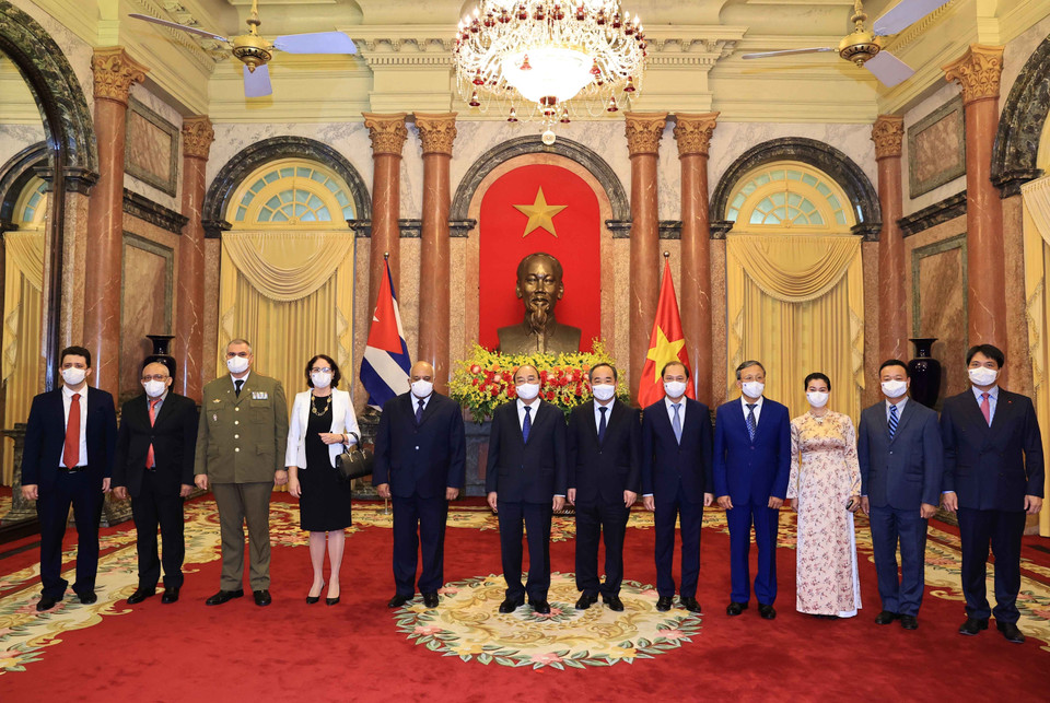 Chủ tịch nước Nguyễn Xuân Phúc và Đoàn đại biểu Đại sứ quán Cộng hòa Cuba tại Việt Nam tại buổi trình Quốc thư. (Ảnh: Thống Nhất/TTXVN)