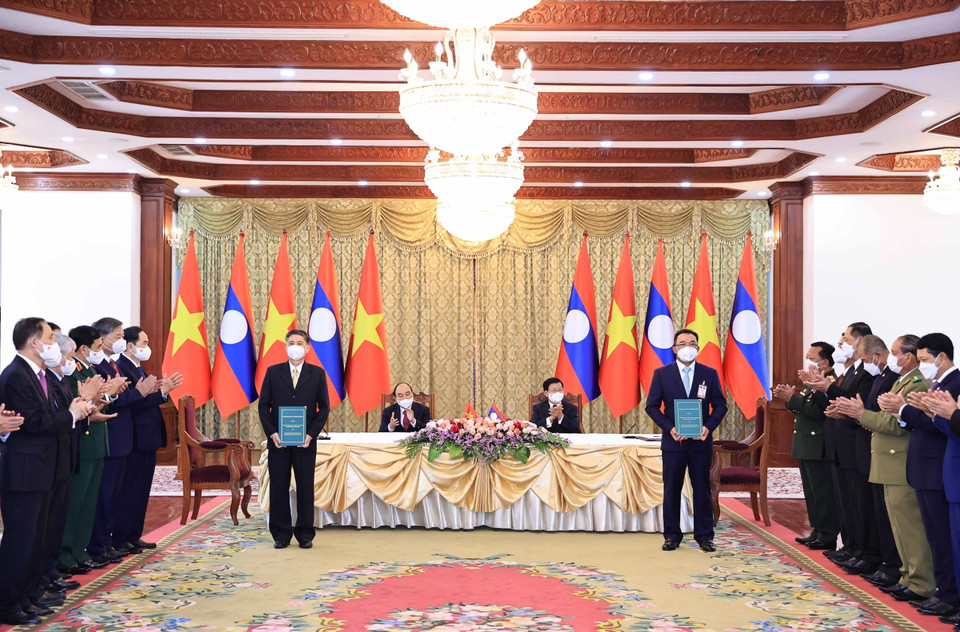 Chủ tịch nước Nguyễn Xuân Phúc và Tổng Bí thư, Chủ tịch nước Lào Thongloun Sisoulith chứng kiến doanh nghiệp 2 nước ký kết các văn kiện hợp tác. (Ảnh: Thống Nhất/TTXVN)