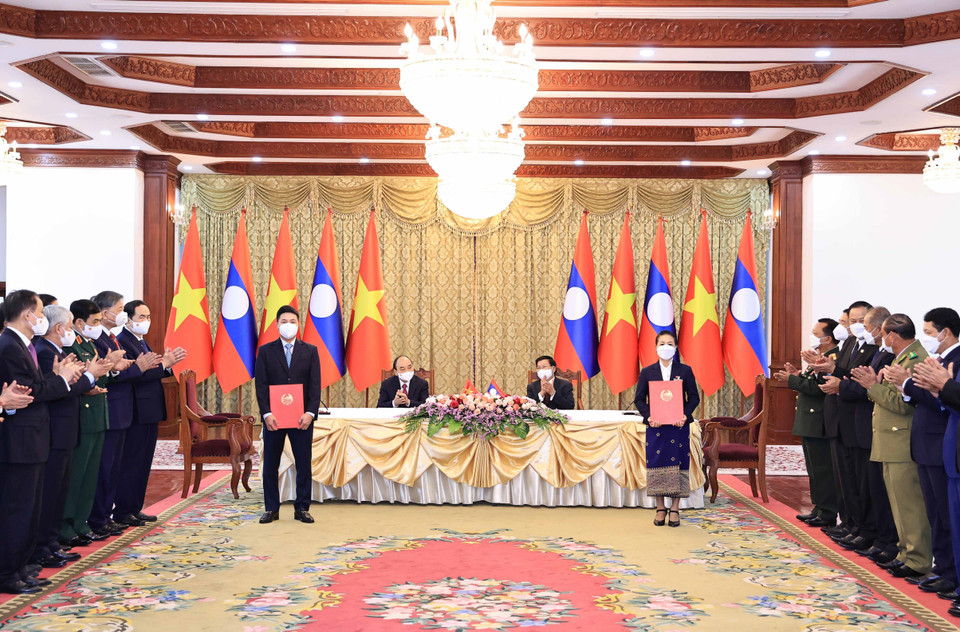 Chủ tịch nước Nguyễn Xuân Phúc và Tổng Bí thư, Chủ tịch nước Lào Thongloun Sisoulith chứng kiến doanh nghiệp 2 nước ký kết các văn kiện hợp tác. (Ảnh: Thống Nhất/TTXVN)