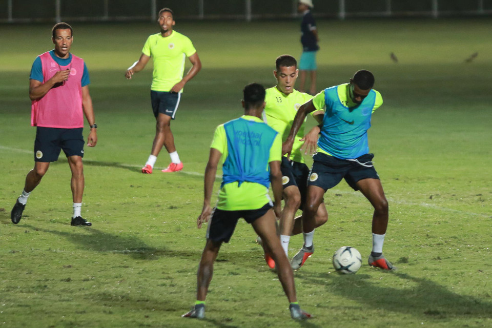 Sau phần tập nhẹ, tuyển Curacao chia thành hai nhóm chính để tập luyện đối kháng. Các cầu thủ chủ động chơi bóng ngắn, ban bật nhỏ thay vì bóng dài và bổng dù có thể hình cao to.