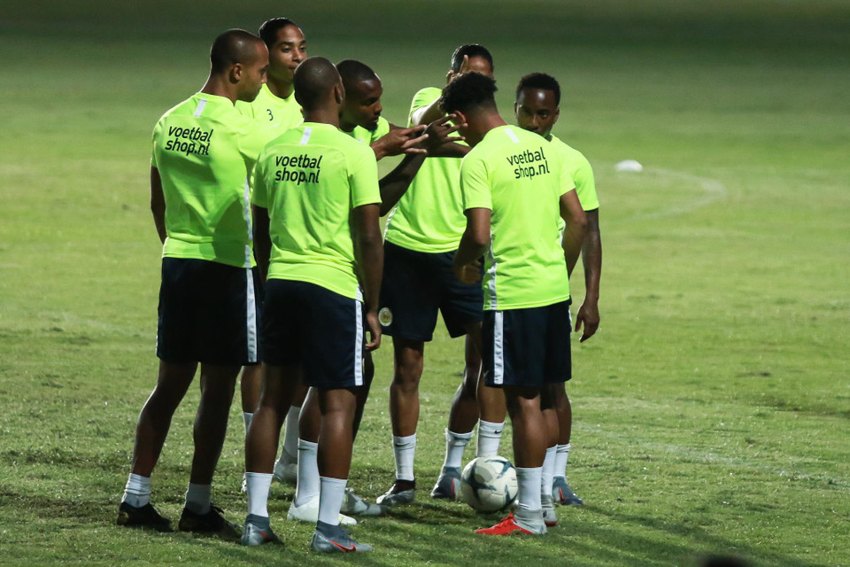 Các cầu thủ chơi trò tâng bóng chịu phạt búng tai và tươi cười không ngớt với nhau. 