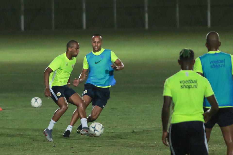 Các cầu thủ được chỉ đạo phối hợp bóng ngắn và chủ yếu tấn công biên với những đường căng ngang tầm thấp và trung.