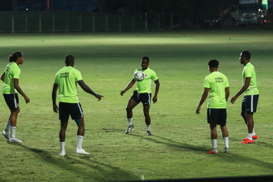 Buổi tập chiều 7/6 của tuyển Curcao diễn ra trong không khí thoải mái. Các cầu thủ khởi động nhẹ nhàng thành nhóm nhỏ mà không cần nhiều tới sự hướng dẫn của ban huấn luyện. 