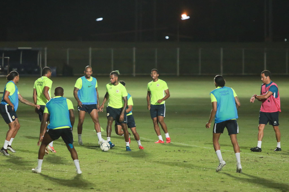 Huấn luyện trưởng Curacao cho nhóm cầu thủ này tập riêng với các bài tập chiến thuật đặc biệt. 