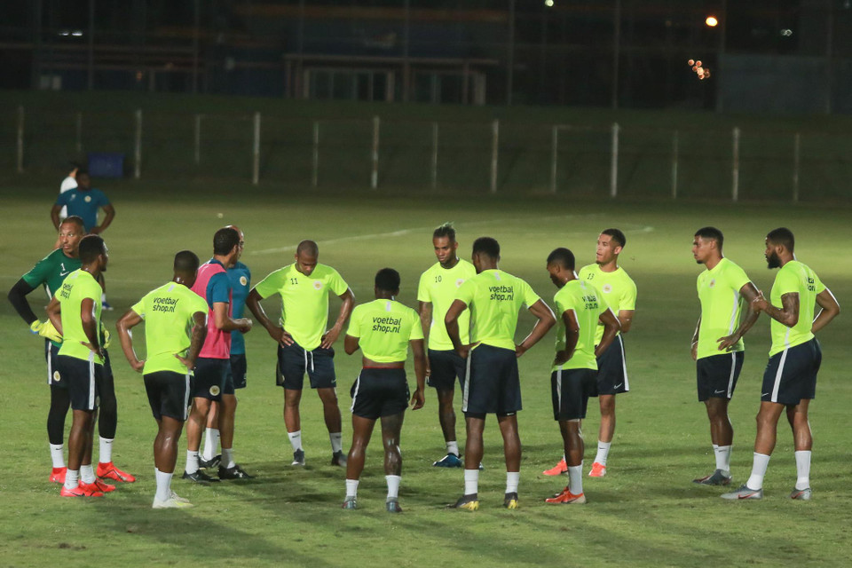 Giữa buổi tập, tuyển Curacao chia thành hai nhóm, mỗi bên 10 người. Trong đó, nhóm gồm các cầu thủ nổi bật như Cuco Martina và Leandro Bacuna nhiều khả năng sẽ là những người thi đấu chính thức ở trận chung kết.