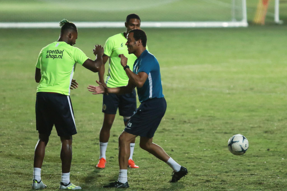 Huấn luyện viên trưởng Remko Bicentini cũng tỏ ra hoàn toàn thoải mái. Dường như tuyển Curacao không chịu nhiều áp lực với sự tự tin cao dù trước mắt là trận chung kết King's Cup. 