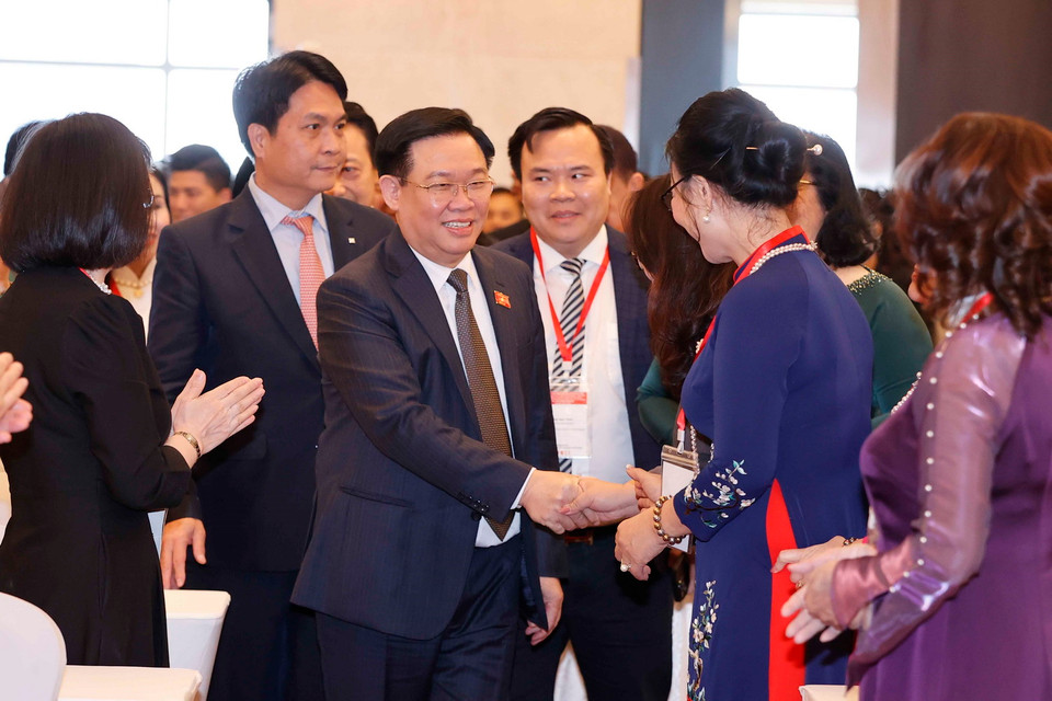 Chủ tịch Quốc hội Vương Đình Huệ với đại biểu. (Ảnh: Doãn Tấn/TTXVN)