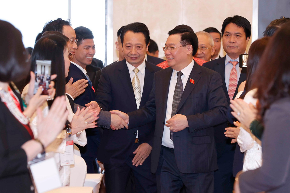 Chủ tịch Quốc hội Vương Đình Huệ với đại biểu. (Ảnh: Doãn Tấn/TTXVN)