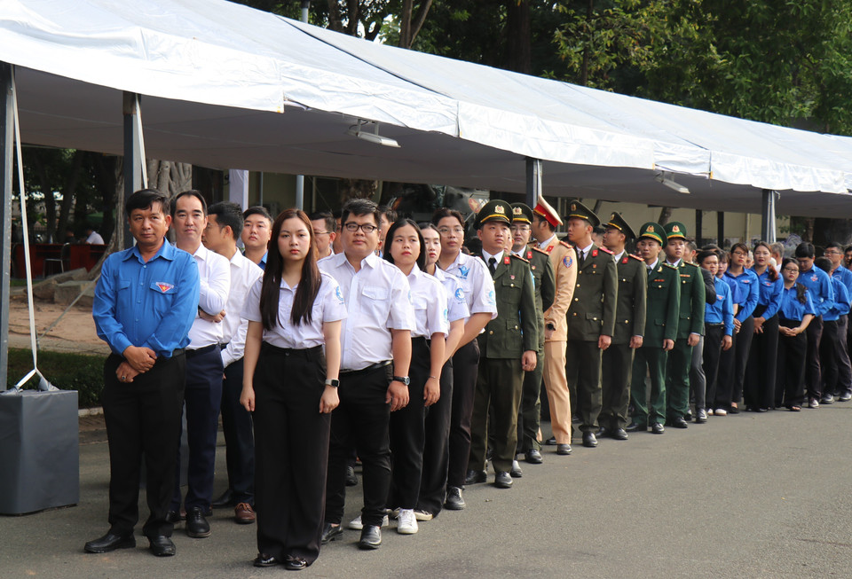 Đại diện các cơ quan đoàn thể vào viếng Tổng Bí thư Nguyễn Phú Trọng tại Hội trường Thống Nhất, Thành phố Hồ Chí Minh. (Ảnh: Thu Hương/TTXVN)