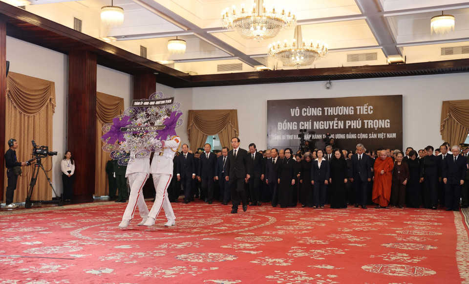 Đoàn đại biểu Thành ủy, Hội đồng Nhân dân, Ủy ban Nhân dân, Ủy ban Mặt trận Tổ quốc Việt Nam Thành phố Hồ Chí Minh cùng các đồng chí nguyên lãnh đạo Đảng, Nhà nước do Bí thư Thành ủy Thành phố Hồ Chí Minh Nguyễn Văn Nên làm trưởng đoàn viếng đồng chí Nguyễn Phú Trọng, Tổng Bí thư Ban Chấp hành Trung ương Đảng Cộng sản Việt Nam. (Ảnh: Thanh Vũ/TTXVN)