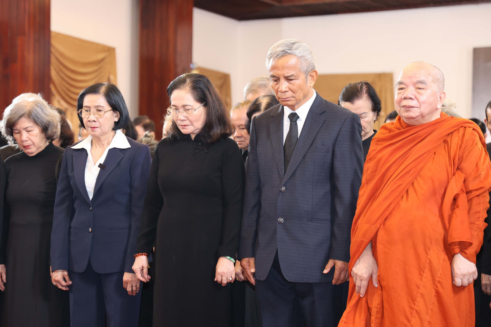 Đoàn đại biểu Thành ủy, Hội đồng Nhân dân, Ủy ban Nhân dân, Ủy ban Mặt trận Tổ quốc Việt Nam Thành phố Hồ Chí Minh cùng các đồng chí nguyên lãnh đạo Đảng, Nhà nước dành một phút mặc niệm tưởng nhớ đồng chí Nguyễn Phú Trọng, Tổng Bí thư Ban Chấp hành Trung ương Đảng Cộng sản Việt Nam. (Ảnh: Thanh Vũ/TTXVN)