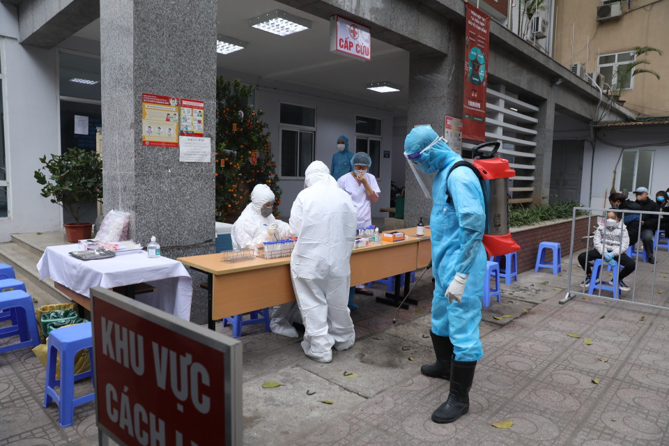 Người dân trở về từ vùng dịch đến khai báo và lấy mẫu xét nghiệm tập trung, sáng 31/1. (Ảnh: Minh Quyết/TTXVN)