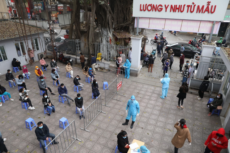  Người dân trở về từ vùng dịch đến khai báo, lấy mẫu xét nghiệm tập trung, sáng 31/1. (Ảnh: Minh Quyết/TTXVN)