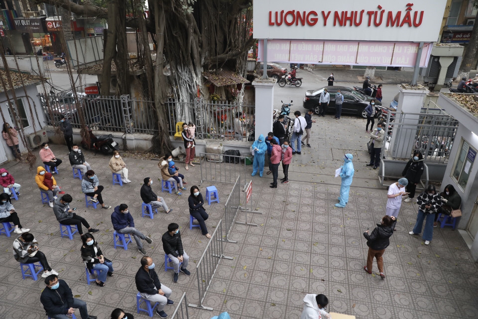 Người dân trở về từ vùng dịch đến khai báo, lấy mẫu xét nghiệm tập trung, sáng 31/1. (Ảnh: Minh Quyết/TTXVN)