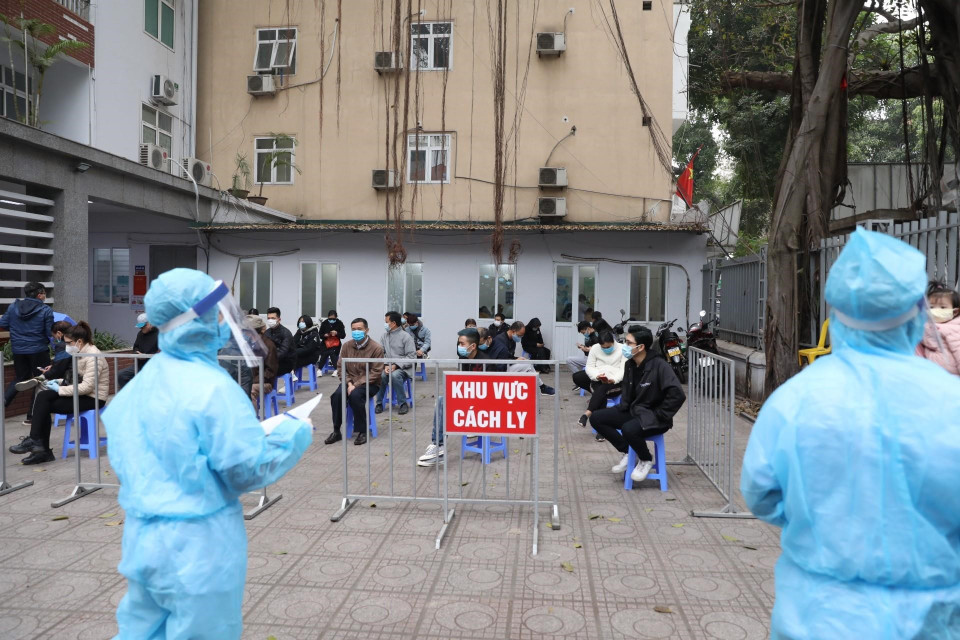 Người dân trở về từ vùng dịch đến khai báo và lấy mẫu xét nghiệm tập trung. (Ảnh: Minh Quyết/TTXVN)