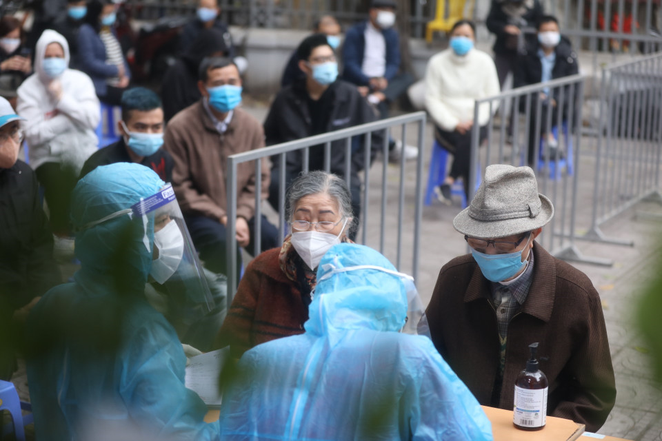 Người dân trở về từ vùng dịch đến khai báo và lấy mẫu xét nghiệm tập trung, sáng 31/1. (Ảnh: Minh Quyết/TTXVN)