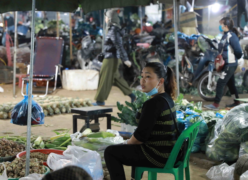 Ý thức chấp hành của một số người dân và tiểu thương kinh doanh tại chợ vẫn còn chưa cao trong việc đeo khẩu trang phòng chống dịch bệnh (Ảnh chụp sáng 31/1/2021). (Ảnh: Vũ Sinh/TTXVN)