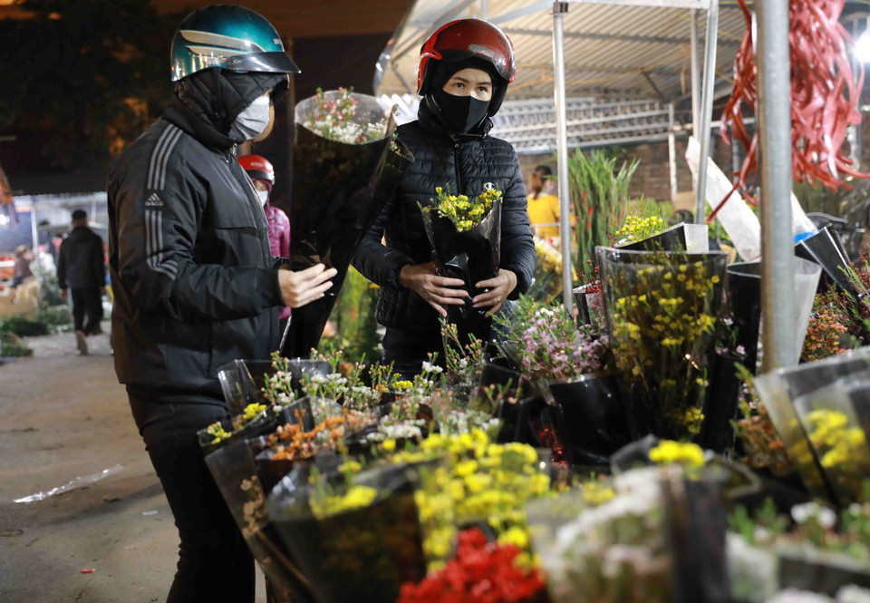 Người dân đến mua sắm tại chợ thực hiện nghiêm túc việc đeo khẩu trang để phòng chống dịch bệnh. (Ảnh: Vũ Sinh/TTXVN)