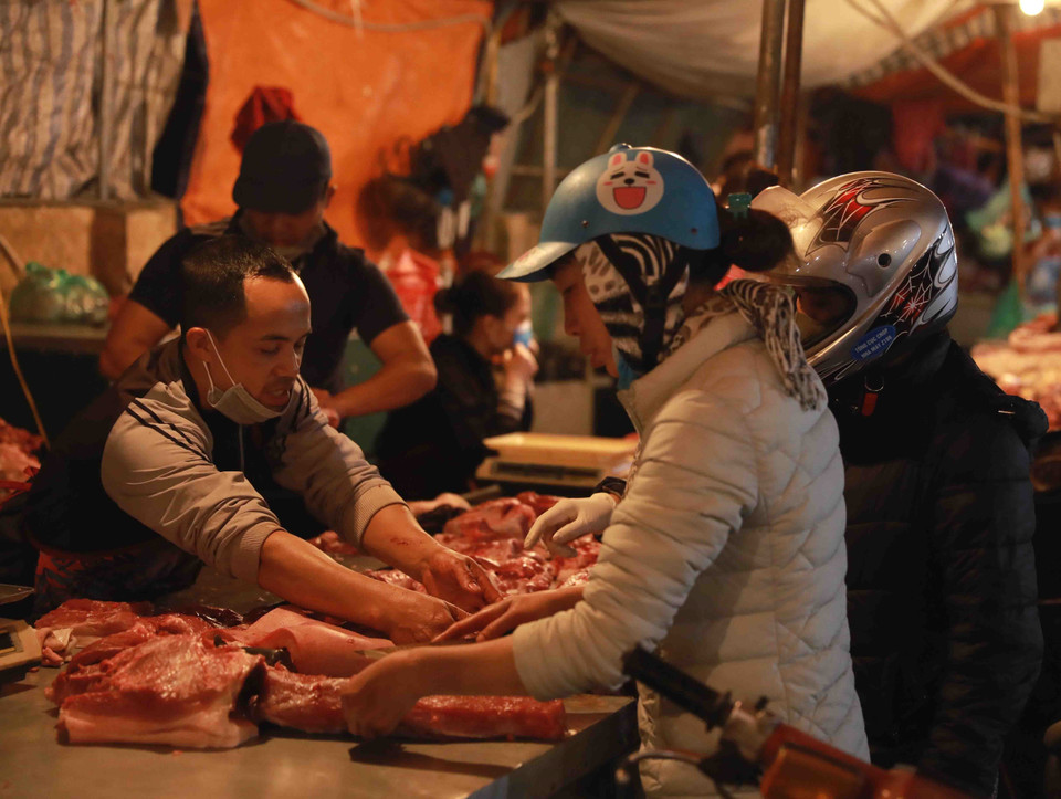 Ý thức chấp hành của một số người dân và tiểu thương kinh doanh tại chợ vẫn còn chưa cao trong việc đeo khẩu trang phòng chống dịch bệnh (Ảnh chụp sáng 31/1/2021). (Ảnh: Vũ Sinh/TTXVN)