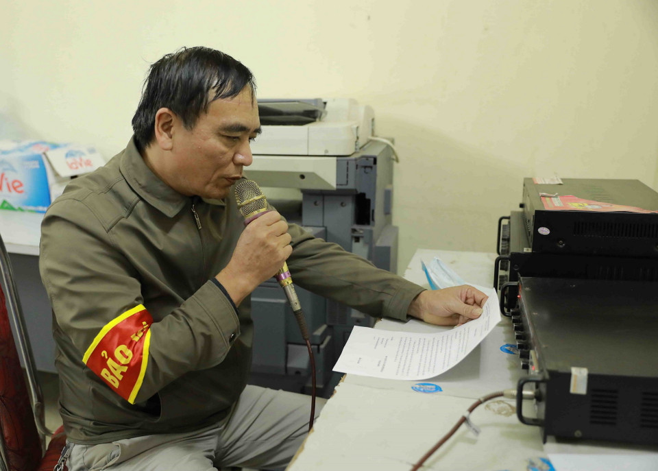 Nhân viên Ban Quản lý chợ đầu mối Minh Khai triển khai công tác tuyên truyền phòng chống dịch bệnh qua hệ thống loa phát thanh tại chợ. (Ảnh: Vũ SInh/TTXVN)