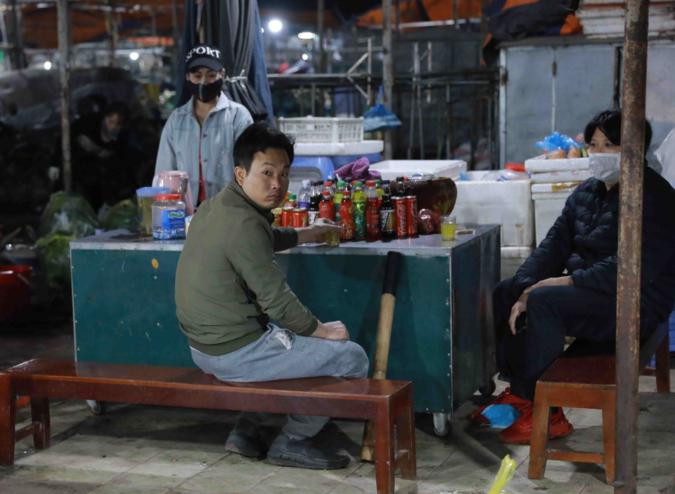 Ý thức chấp hành của một số người dân và tiểu thương kinh doanh tại chợ vẫn còn chưa cao trong việc đeo khẩu trang phòng chống dịch bệnh (Ảnh chụp sáng 31/1/2021). (Ảnh: Vũ Sinh/TTXVN)