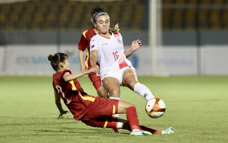 Một pha cản phá của Lương Thị Thu Thương (số 2) với cầu thủ Sofia Harrison. (Ảnh: Hoàng Linh/TTXVN)