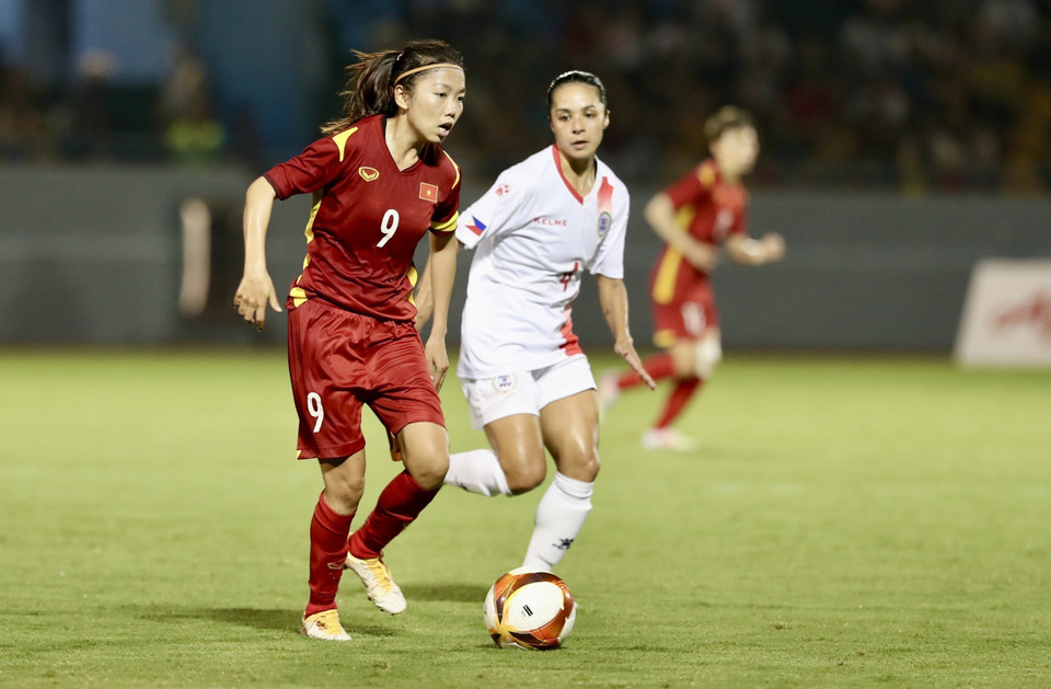 Đội trưởng Huỳnh Như (số 9) dẫn bóng trong sự kèm cặp của Jaclyn Sawicki (số 4). (Ảnh: Hoàng Linh/TTXVN)