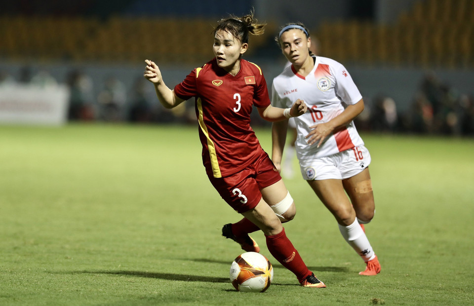 Số 3 Chương Thị Kiều dẫn bóng trong sự truy đuổi của số 16 Sofia Harrison (Philippnes). (Ảnh: Hoàng Linh/TTXVN)