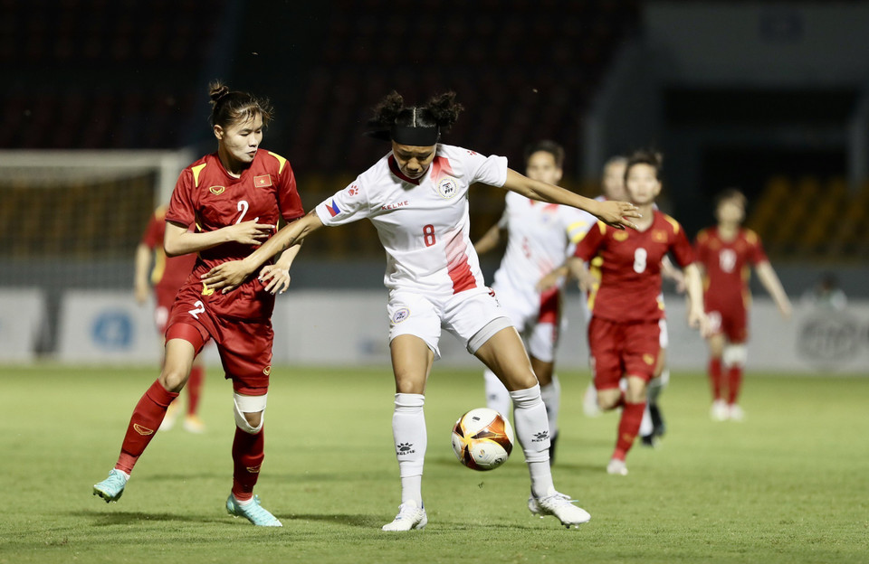Pha tranh bóng của cầu thủ Việt Nam Lương Thị Thu Thương (số 2) và cầu thủ Sarina Bolden (số 8) của Philippines. (Ảnh: Hoàng Linh/TTXVN)