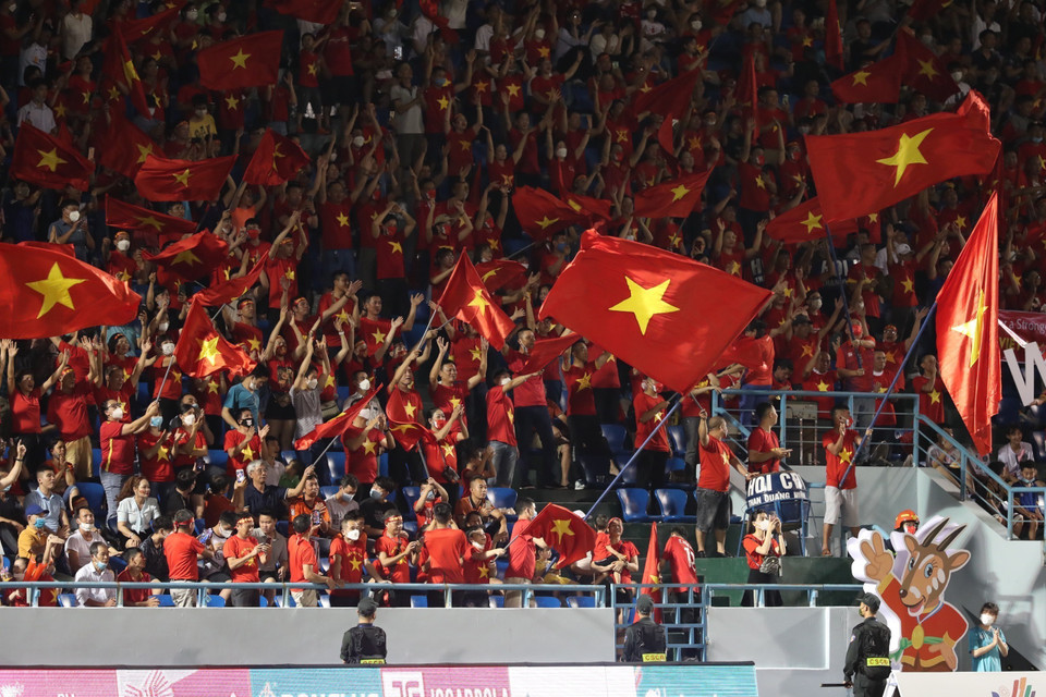 Các cổ động viên Việt Nam làm nóng cầu trường sân vận động Cẩm Phả. (Ảnh: Hoàng Linh/TTXVN)