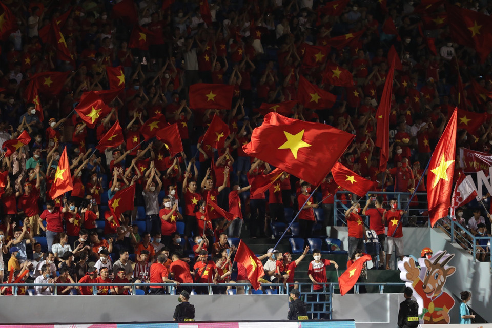 Màu đỏ rực lên tại cầu trường Cẩm Phả. (Ảnh: Hoàng Linh/TTXVN)