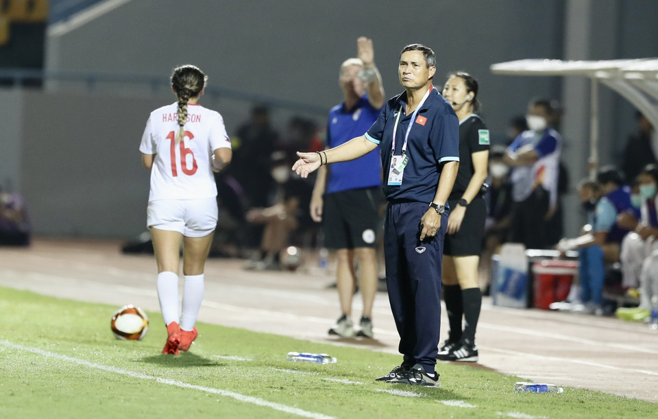 Huấn luyện viên đội tuyển nữ Việt Nam Mai Đức Chung ra tận đường biên chỉ đạo các cầu thủ. (Ảnh: Hoàng Linh/TTXVN)