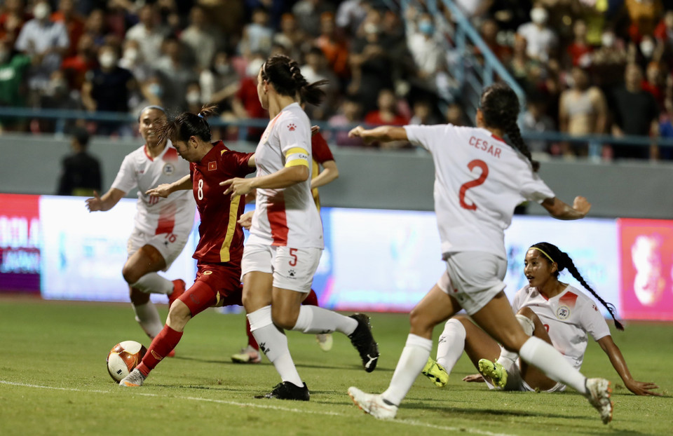 Pha bóng dẫn đến bàn thắng của Trần Thị Thùy Trang (số 8) nâng tỉ số lên 2 - 1 cho đội tuyển nữ Việt Nam. (Ảnh: Hoàng Linh/TTXVN)