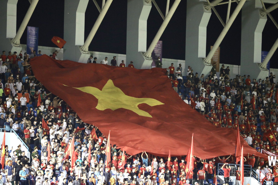 Lá quốc kỳ được các cổ động viên mang tới sân vận động Cẩm Phả để cổ vũ cho đội tuyển Việt Nam. (Ảnh: Hoàng Linh/TTXVN)