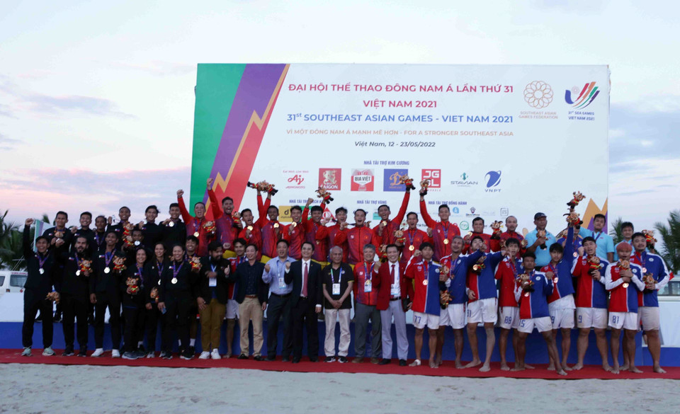 Các đại biểu chụp ảnh lưu niệm với các đội đoạt huy chương tại môn Bóng ném bãi biển nam tại SEA Games 31. (Ảnh: Quý Trung/TTXVN)