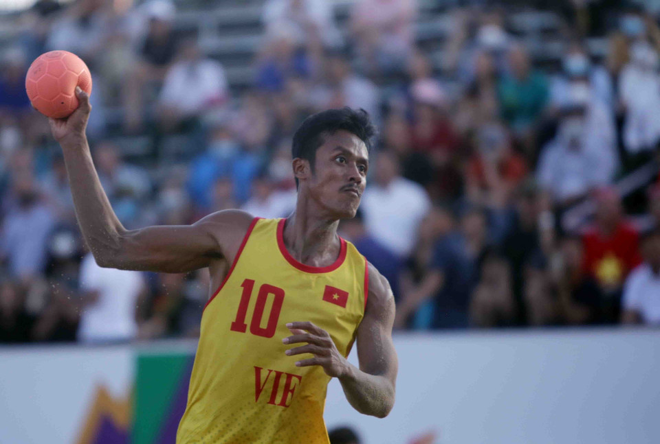 Pha tấn công của cầu số 10, La Văn Lớn đội tuyển Việt Nam về phía khung thành của đội tuyển Thái Lan. (Ảnh: Quý Trung/TTXVN)