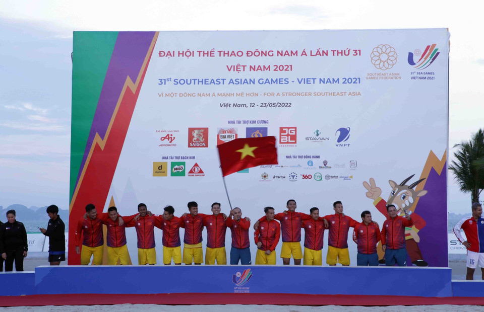 Đội tuyển bóng ném bãi biển nam Việt Nam đoạt Huy chương Vàng tại SEA Games 31. (Ảnh: Quý Trung/TTXVN)