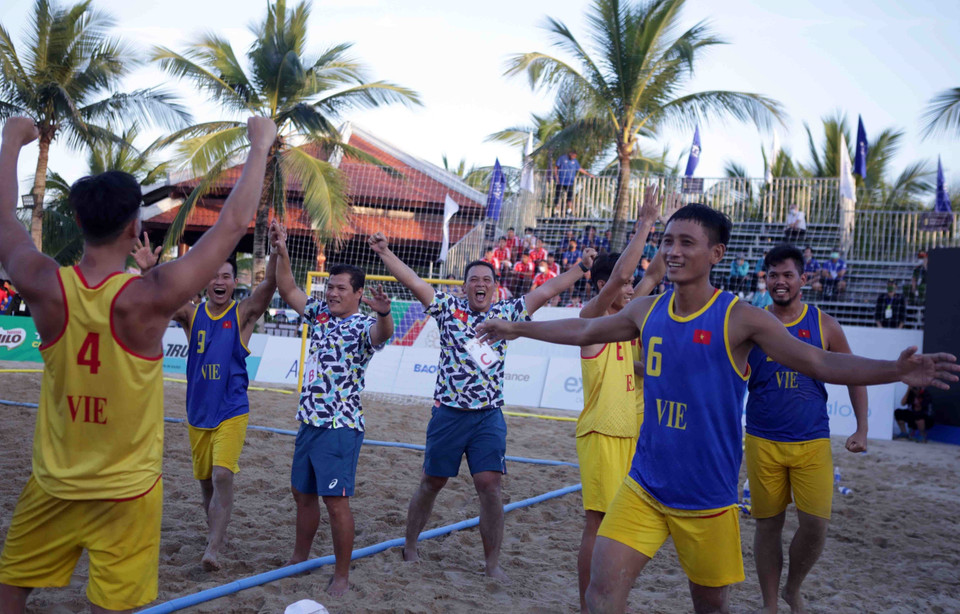 Các cầu thủ của đội tuyển Việt Nam vui mừng khi bất bại đối đầu lần thứ 2 trước đội tuyển Thái Lan đầy kịch tính. (Ảnh: Quý Trung/TTXVN)