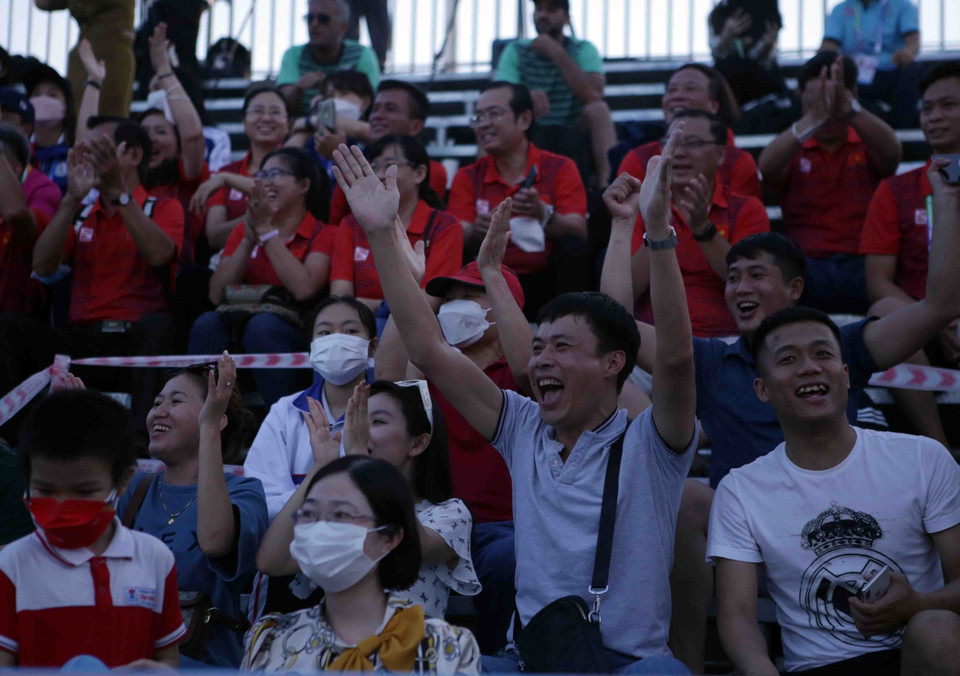 Khán giả vui mừng sau khi đội tuyển giành thắng lợi trước đội tuyển Thái Lan bằng loạt đá đối đầu trực tiệp. (Ảnh: Quý Trung/TTXVN)