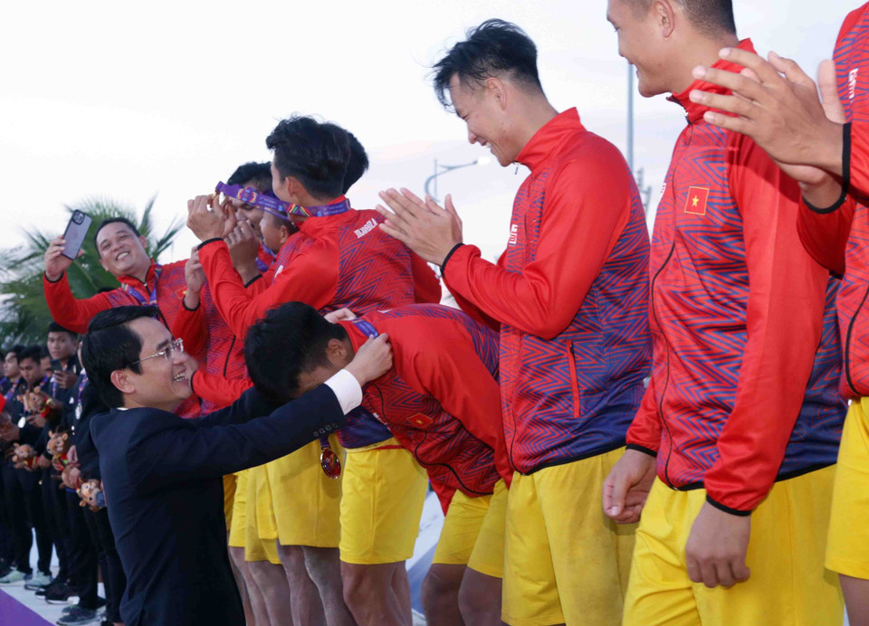 Phó Chủ tịch UBND tỉnh Quảng Ninh, Phạm Văn Thành trao Huy chương Vàng cho các vận động viên đoàn Việt Nam. (Ảnh: Quý Trung/TTXVN)