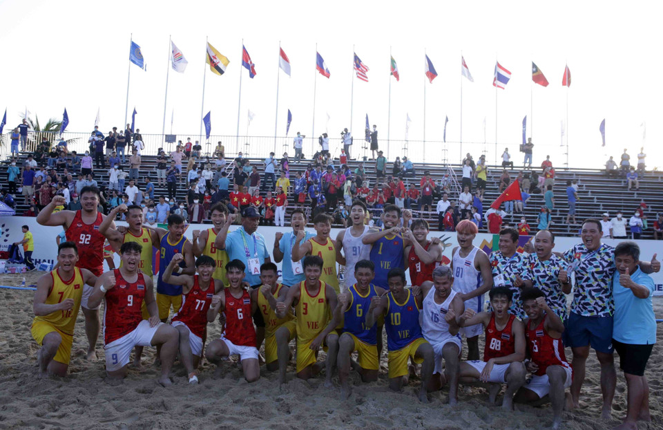 Các cầu thủ của đội tuyển Việt Nam vui mừng khi bất bại đối đầu lần thứ 2 trước đội tuyển Thái Lan. (Ảnh: Quý Trung/TTXVN)