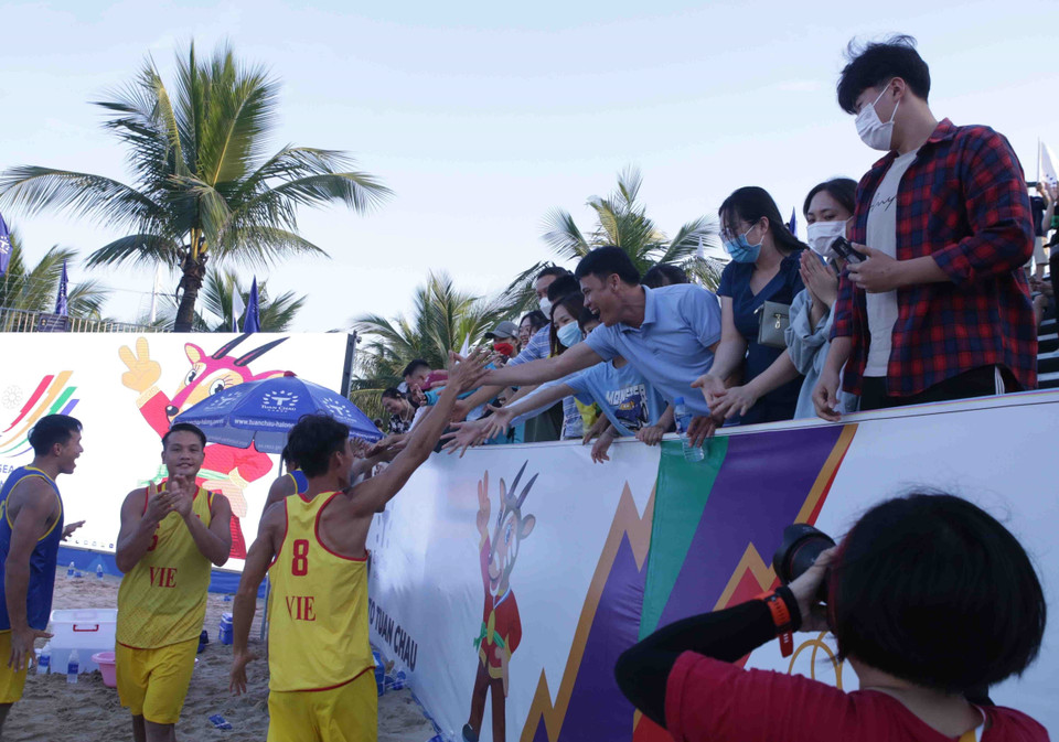 Khán giả chia vui với các cầu thủ của đội tuyển Việt Nam khi bất bại đối đầu lần thứ 2 trước đội tuyển Thái Lan. (Ảnh: Quý Trung/TTXVN)