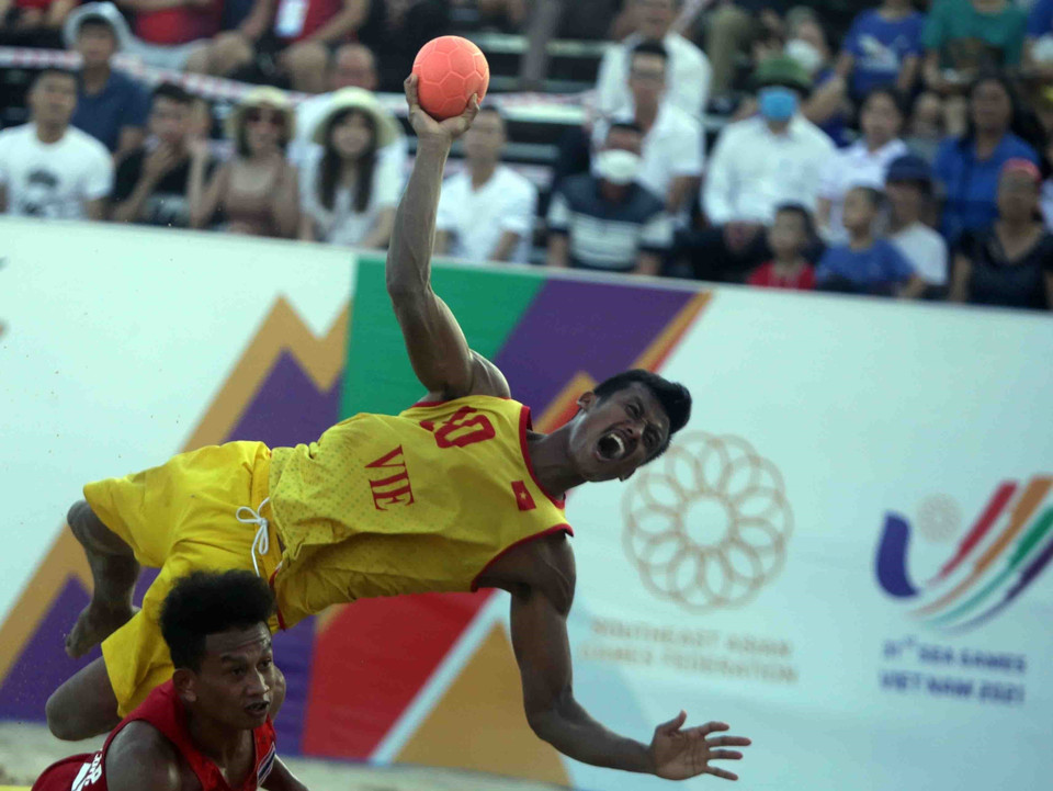 Pha bật người ném bóng ghi điểm của cầu số 10, La Văn Lớn đội tuyển Việt Nam vào lưới đội tuyển Thái Lan. (Ảnh: Quý Trung/TTXVN)