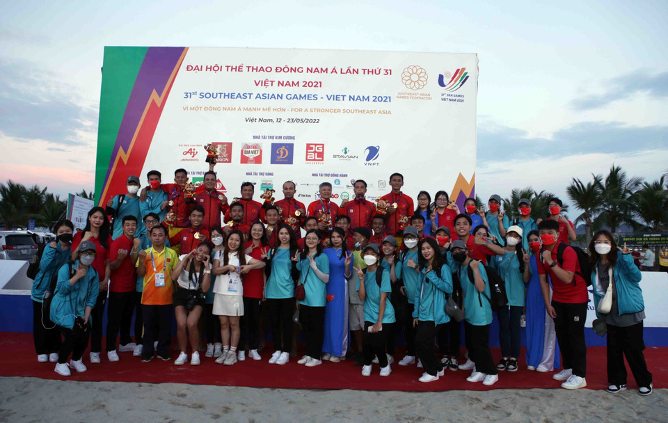 Người hâm mộ chụp ảnh lưu niệm với các đội đoạt huy chương tại môn Bóng ném bãi biển nam tại SEA Games 31. (Ảnh: Quý Trung/TTXVN)