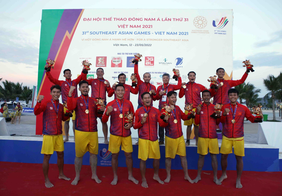 Đội tuyển bóng ném bãi biển nam Việt Nam đoạt Huy chương Vàng tại SEA Games 31. (Ảnh: Quý Trung/TTXVN)