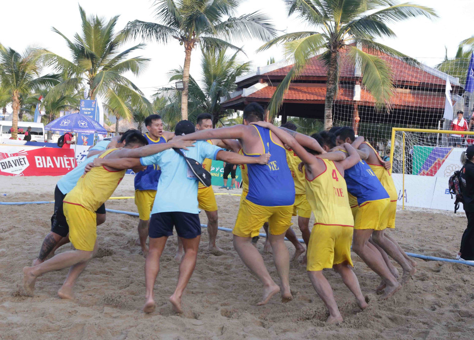 Các cầu thủ của đội tuyển Việt Nam vui mừng khi bất bại đối đầu lần thứ 2 trước đội tuyển Thái Lan. (Ảnh: Quý Trung/TTXVN)