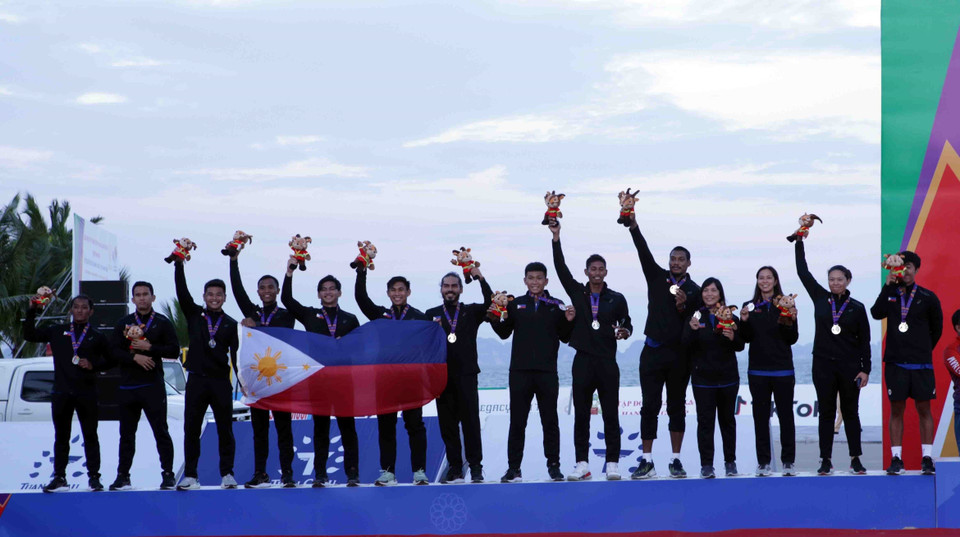 Huy chương Bạc được trao cho các vận động viên đoàn Philipines. (Ảnh: Quý Trung/TTXVN)